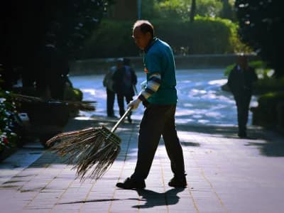 Juan Ortiz Pool Cleaner servicing pool